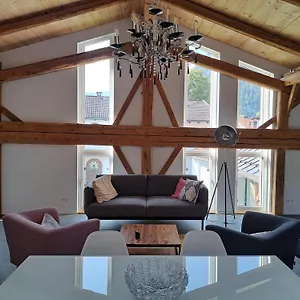 Neu! Im Lüftlmalereck, Hennalahaus Apartment